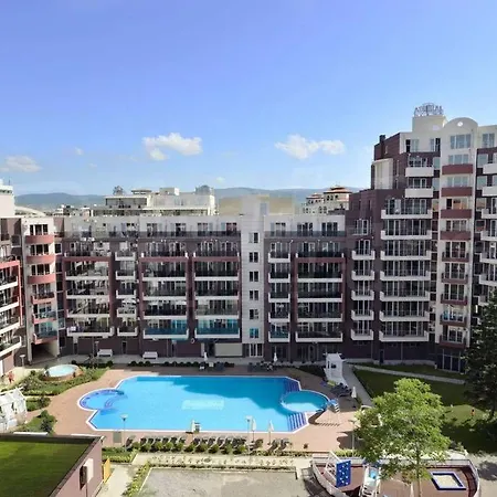 Apartament Admiral Plaza , Large Swimming Pool , 5 Min Walking To The