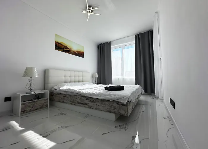 Admiral Plaza , Large Swimming Pool , 5 Min Walking To The Apartament *