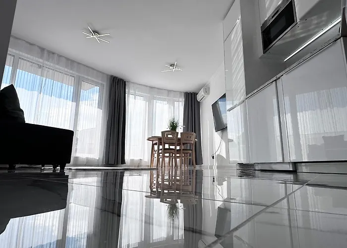 Admiral Plaza , Large Swimming Pool , 5 Min Walking To The Apartament *