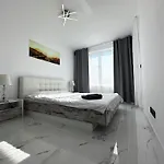 Admiral Plaza , Large Swimming Pool , 5 Min Walking To The شقة *