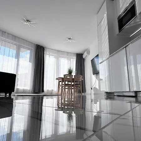 Admiral Plaza , Large Swimming Pool , 5 Min Walking To The Appartamento *