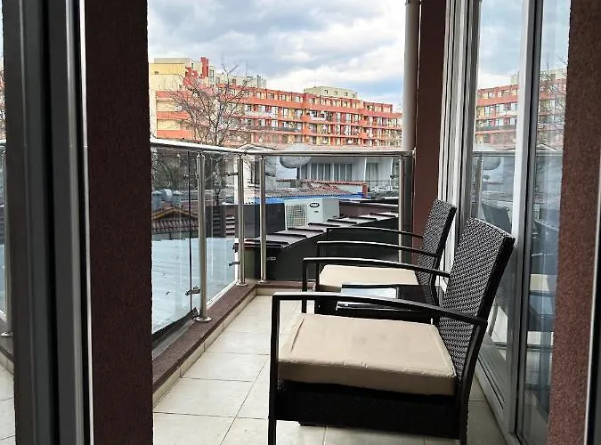 Апартамент Admiral Plaza , Large Swimming Pool , 5 Min Walking To The *