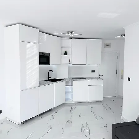 Apartman Admiral Plaza , Large Swimming Pool , 5 Min Walking To The