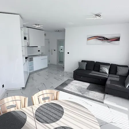 Admiral Plaza , Large Swimming Pool , 5 Min Walking To The Apartman Napospart