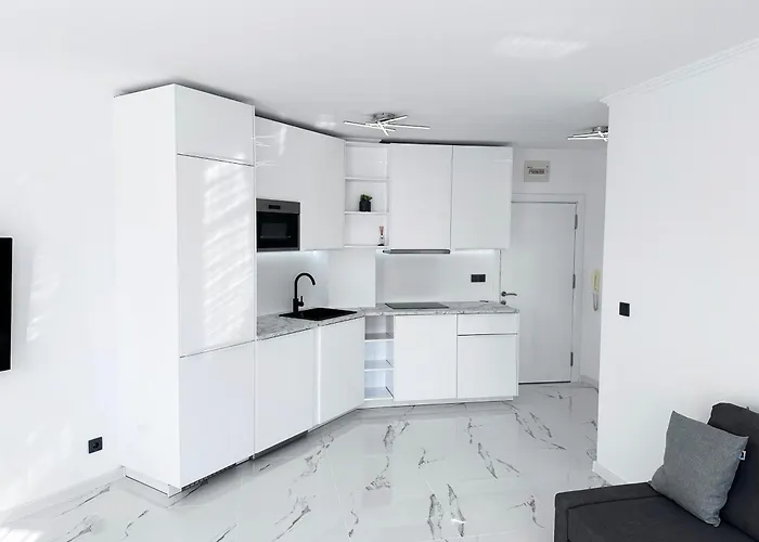 Apartament Admiral Plaza , Large Swimming Pool , 5 Min Walking To The