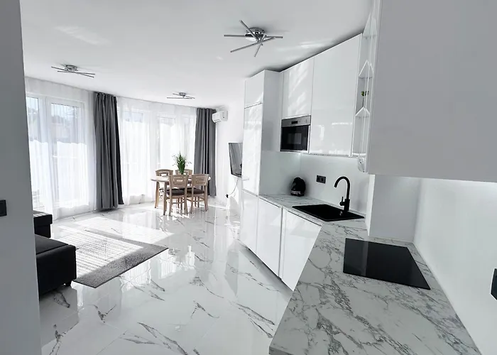 Admiral Plaza , Large Swimming Pool , 5 Min Walking To The