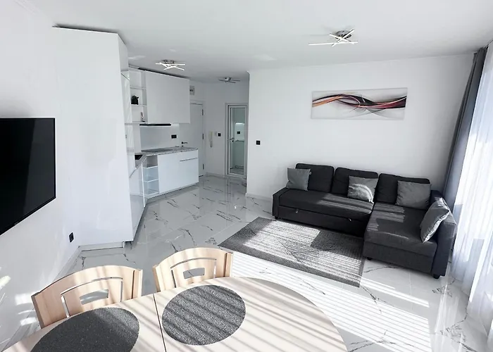 Admiral Plaza , Large Swimming Pool , 5 Min Walking To The Apartament Sunny Beach