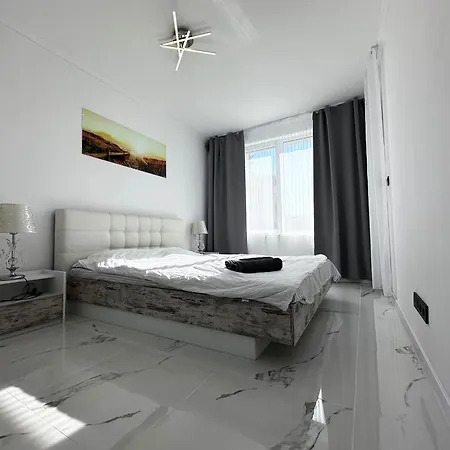 Admiral Plaza , Large Swimming Pool , 5 Min Walking To The Appartement *